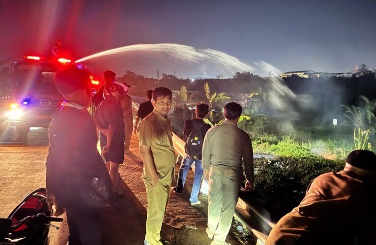 Respons Aduan di Lontara+, Pemkot Makassar Gerak Padamkan Kebakaran Sampah di Jalan Leimena