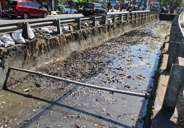 Aduan Warga via Lontara Plus Direspons, PU Makassar Normalisasi Saluran di Jalan Pengayoman