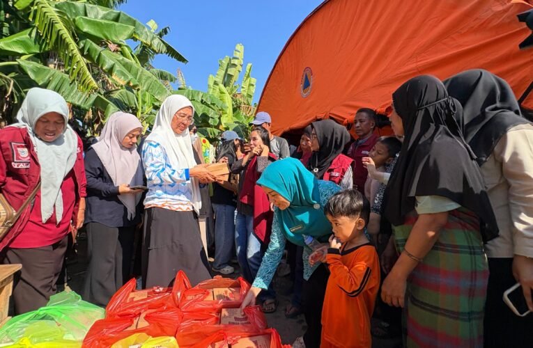 Ketua TP PKK Makassar Kuatkan Penyintas Kebakaran di Jalan Sultan Abdullah, Salurkan Bantuan untuk Korban