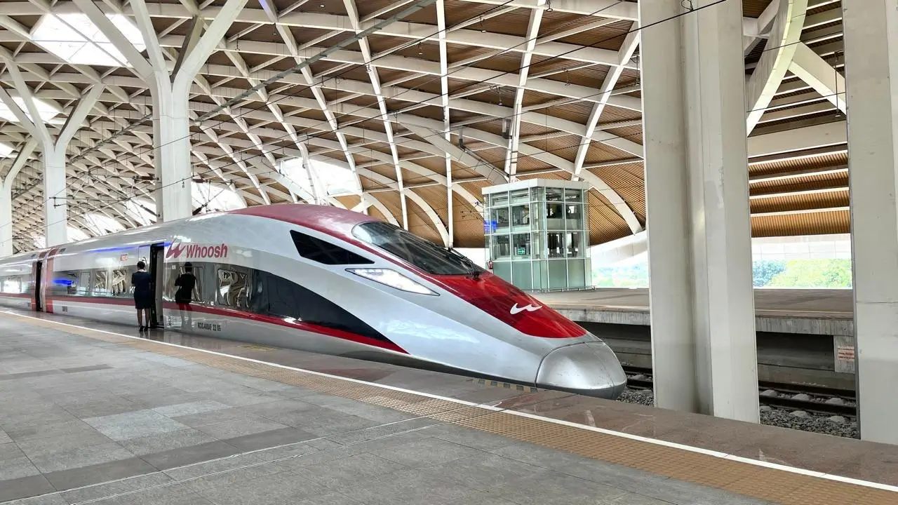 Rangkaian Kereta Cepat Whoosh di Stasiun Halim, Jakarta. Pemerintah menyiapkan pengambilalihan 60 persen saham PT KCIC sebagai bagian dari restrukturisasi pembiayaan proyek.