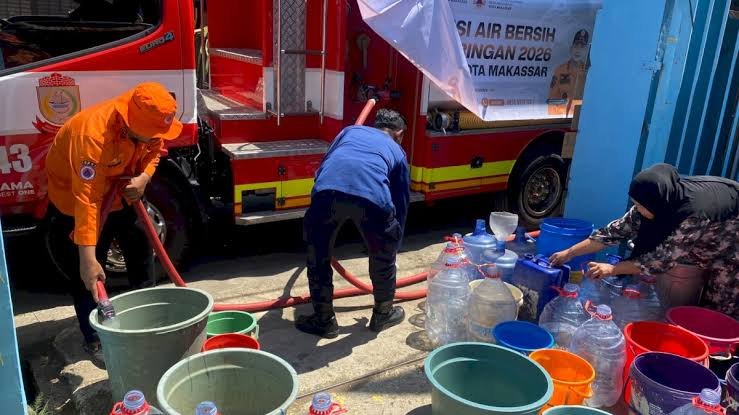 Kekeringan Makassar, petugas BPBD menyalurkan air bersih kepada warga