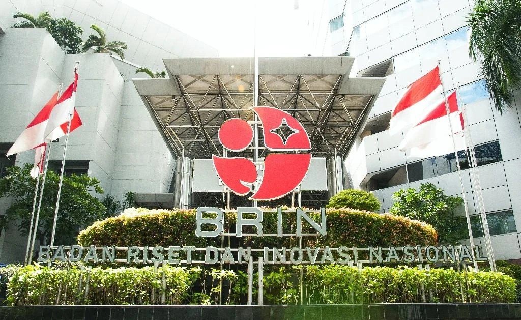 Gedung BRIN dengan logo Badan Riset dan Inovasi Nasional dan bendera Merah Putih