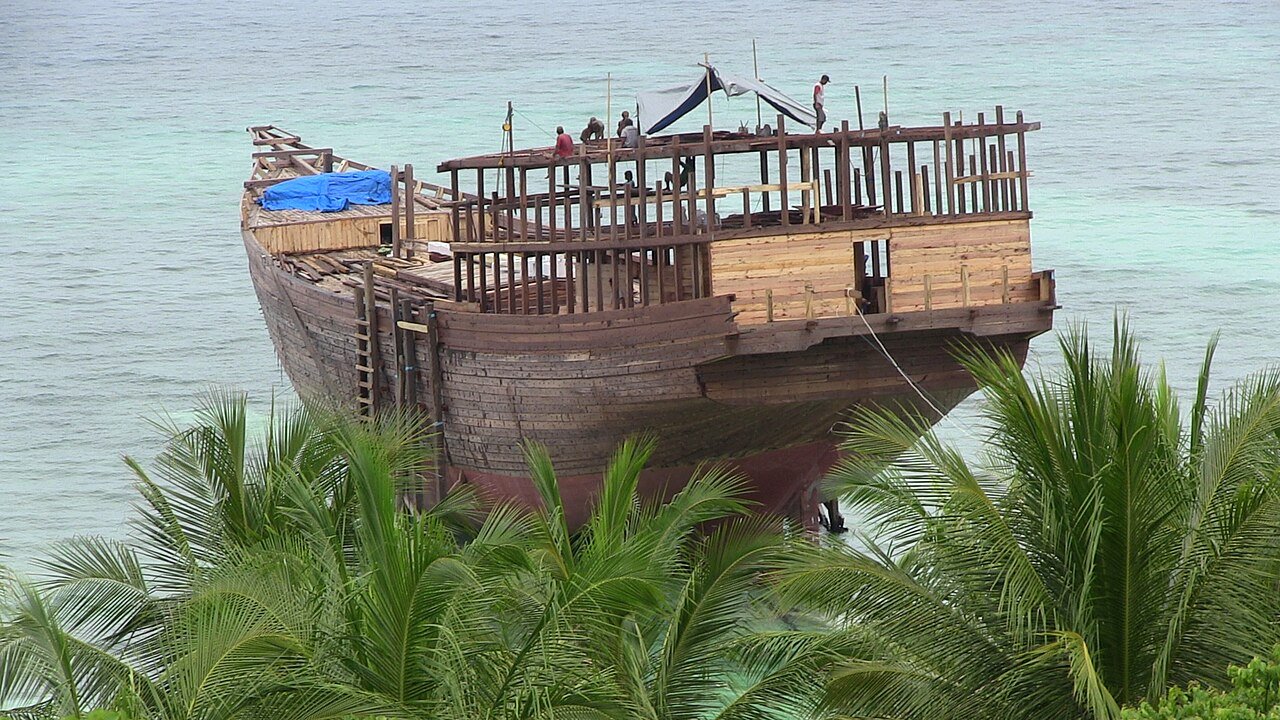 Pembuatan kapal Pinisi di Bulukumba, Sulawesi Selatan, ikon Festival Pinisi XVI