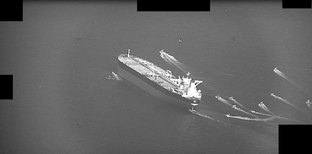 Kapal cepat IRGC Iran mendekati kapal tanker minyak Niovi di Selat Hormuz, foto dokumentasi U.S. Navy 2023