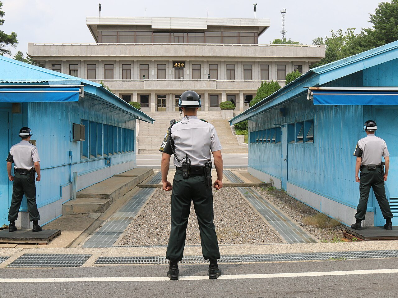Tentara Korea Selatan berjaga di JSA Panmunjom, perbatasan dengan Korea Utara, di tengah ketegangan rudal balistik Korea Utara