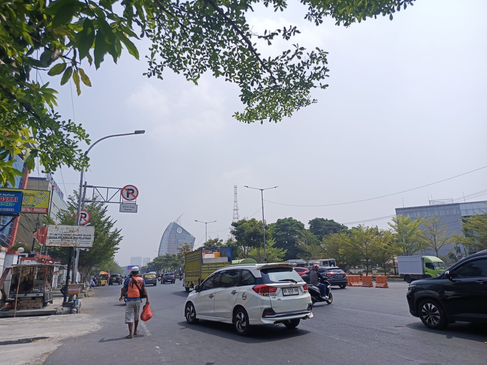 Kabut asap menyelimuti jalan raya di Kota Makassar saat kualitas udara tidak sehat, Oktober 2026